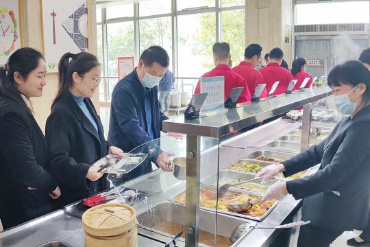 免费饭菜，吃到心里热腾腾