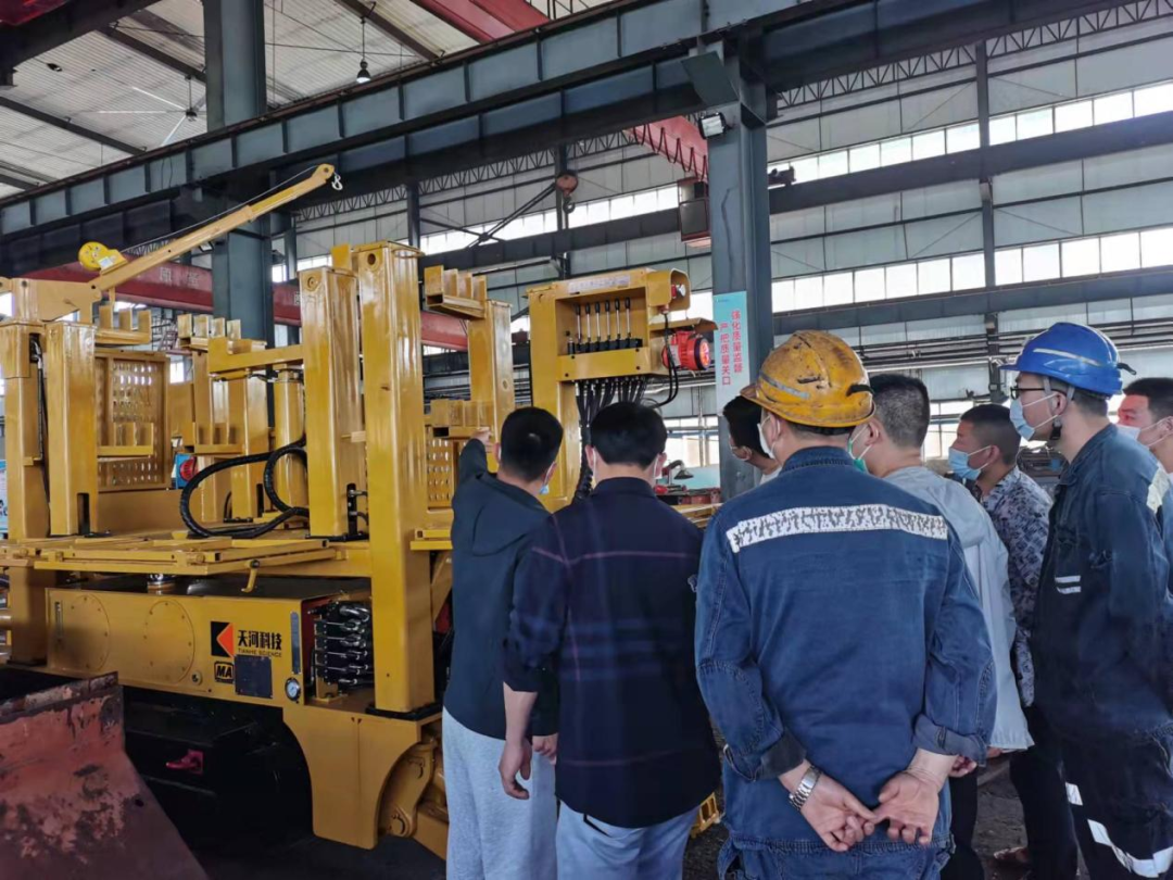 1651887041145777.png 2022年5月6日,运河煤矿组织开展锚杆钻车培训工作(张目格).png