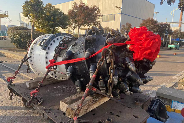 1674008786654442.jpg 花园煤矿上马EBZ315型大功率掘进机助力掘进效率大提升,图为封车准备下井的综掘机截割机头。.jpg