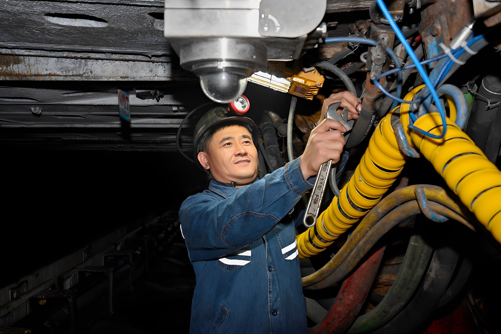 1693536762858441.jpg 2023年8月29日,3600余米!朱家峁煤矿管路回收再利用,节支降耗在行动(摄影:张文杰).jpg