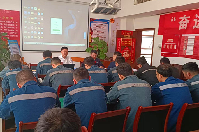 1712314633252596.jpg 3月29日,辛光明参加综采工区班前会_副本.jpg