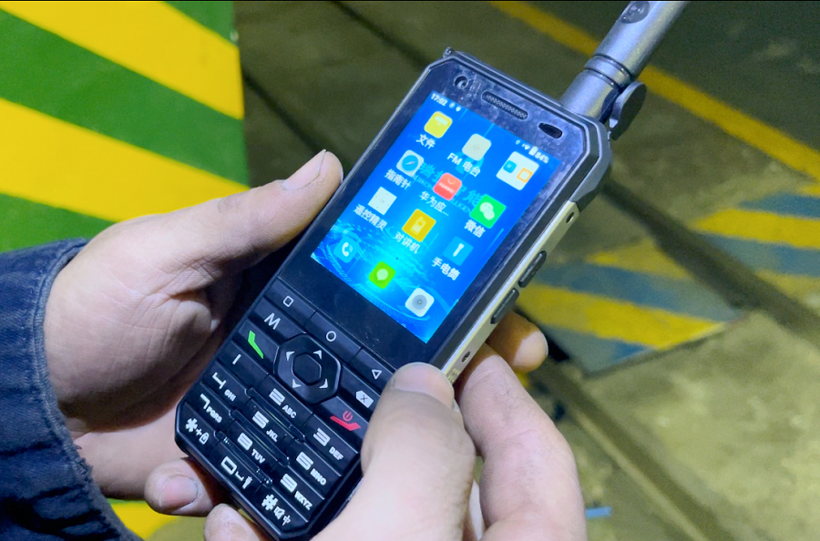 1712892583109606.png 为确保作业人员在生产现场能高效沟通,义桥煤矿为井下作业人员配备了多功能防爆智能手机。图为井下使用防爆手机 (拍摄:李超 地点:井下).png