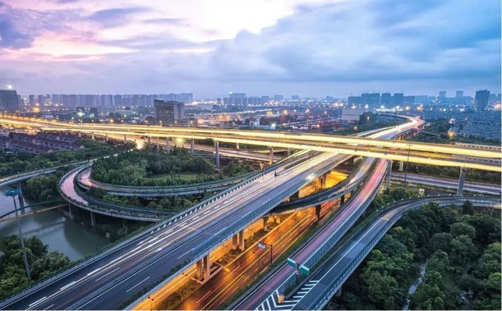 能源蓝城·春风仁里丨立体交通纵横，从容执掌城市脉搏