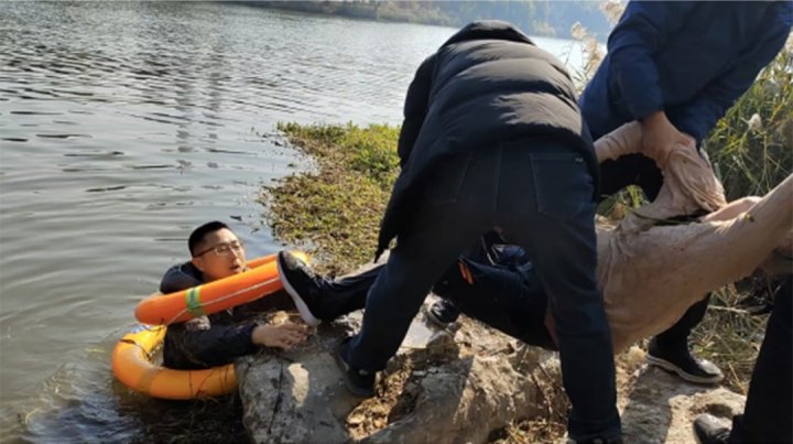 冰河纵身一跃，济宁能源集团一职工勇救落水者